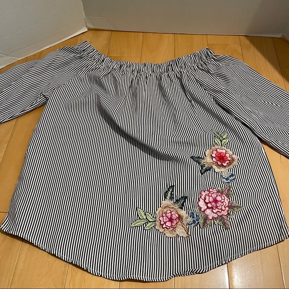 2 Women’s floral stripe blouses - Picture 2 of 5